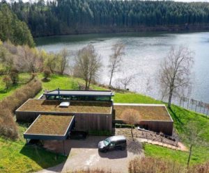 Réalisation d'une toiture végétale extensive près du lac de Robertville